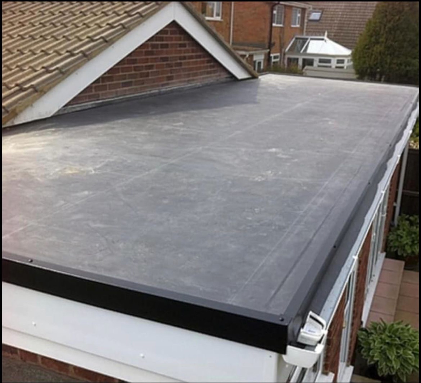 Flat roof and box gutter on a bay extension